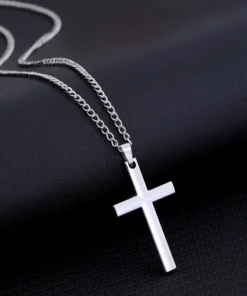 grandinėlė su sidabro spalvos kryželiu